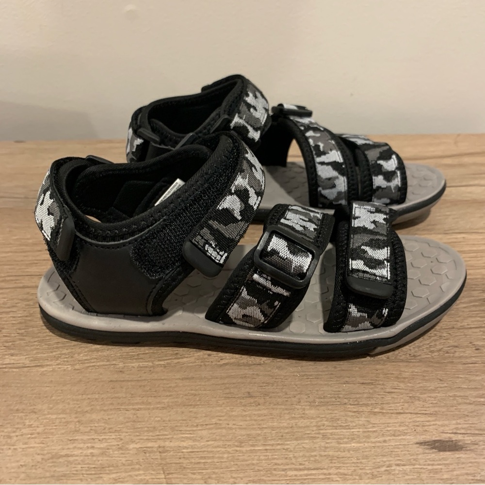 NEW Sonoma little boys size 1 gray camouflage strapy sandals - Picture 3 of 6